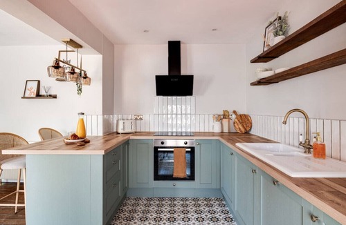 Chester Cottage | Luxury Canal-side Cottage with Cosy Hot Tub