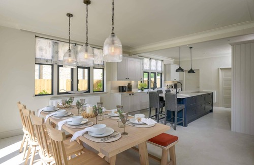 Cheltenham House | Luxurious Home in Cheltenham, Private Parking