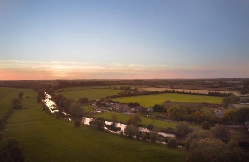 County Meath House | Luxurious House Sleeps 8 - Free Parking & Garden