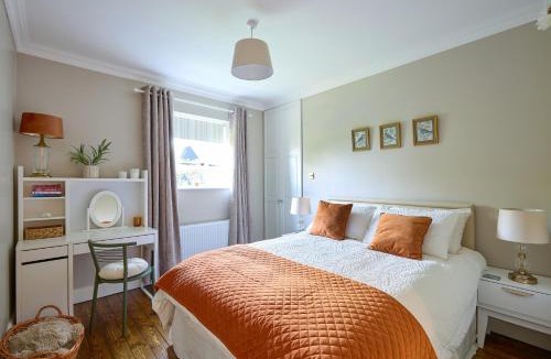 County Meath House | Luxurious House Sleeps 8 - Free Parking & Garden