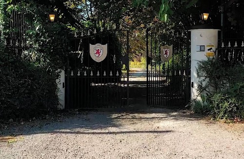 County Meath House | Luxurious House Sleeps 8 - Free Parking & Garden