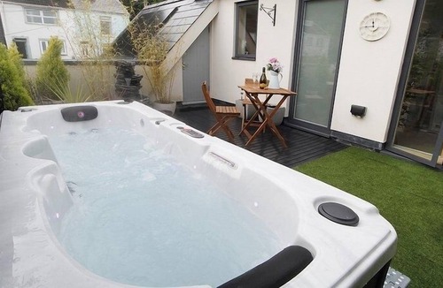 Mumbles Apartment | Luxurious Penthouse Seafront Apartment