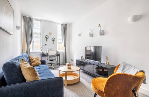 Riverside Apartment | Luxury 2 Bedroom Apartment near London Bridge Sleeps 6 Tube Across Street
