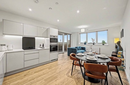 Staines Apartment | Luxury 2BR | 5 Min to Thorpe Park | 12 to Heathrow