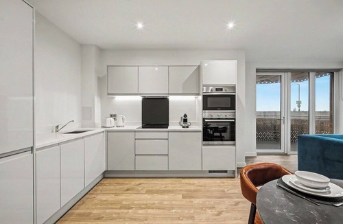 Staines Apartment | Luxury 2BR | 5 Min to Thorpe Park | 12 to Heathrow