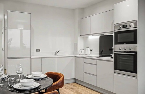 Staines Apartment | Luxury 2BR | 5 Min to Thorpe Park | 12 to Heathrow