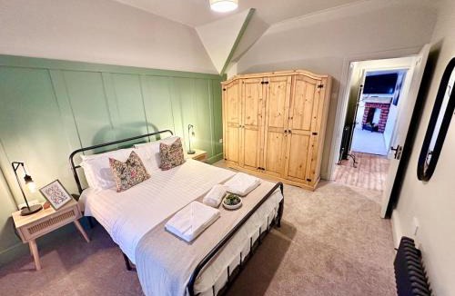 Cwmbran Apartment | Luxury 3 bed, 6 person, spacious rural apartment
