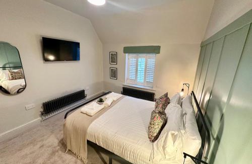 Cwmbran Apartment | Luxury 3 bed, 6 person, spacious rural apartment