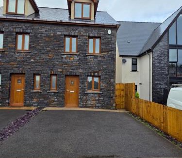 Tredegar House | Luxury 3 Bedroom Welsh Valley Retreat With Superfast Wifi