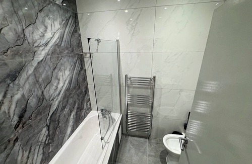 Yiewsley Apartment | Luxury 3 BR Retreat 5 min to Elizabeth Line