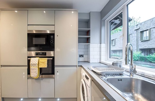 Camberwell House | Luxury 4BR House|Contractors Corporate Jacuzzi