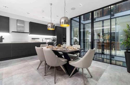 Notting Hill House | Luxury 5 Bedroom Home AC