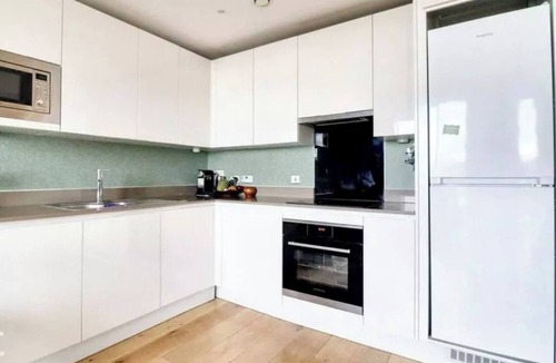 Stratford and New Town Apartment | Luxury Apartment Vibrant London Retreat for Creatives