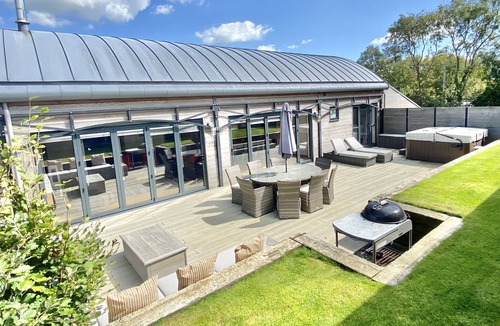 Saint Gennys Cottage | Luxury barn with hot tub that sleeps 8 guests in 4 ensuite bedrooms