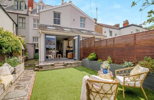 Clevedon House | Luxury Coastal Retreat | Steps to Sea | Sleeps 10 | Walk to Pier & Cafes