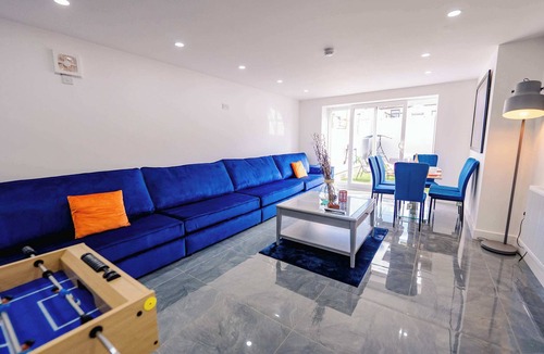 Cathays House | Luxury Family, Stag Do, Hen Do 6BR 3Bath With Hot Tub and Open Plan Living