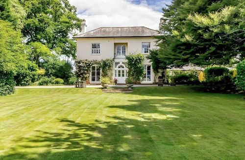 Bromsash Villa | Luxury Georgian Country House with Hot Tub. Pet Friendly. Wye Valley AONB