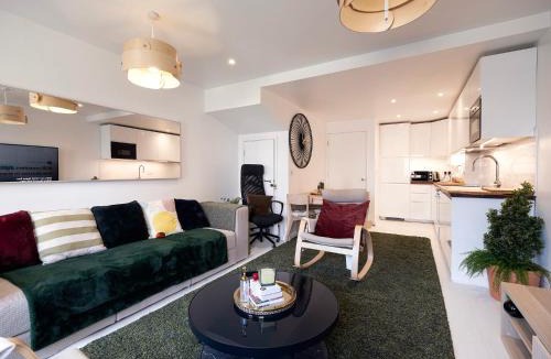 Southwark House | Luxury Haven with King Suites and Parking