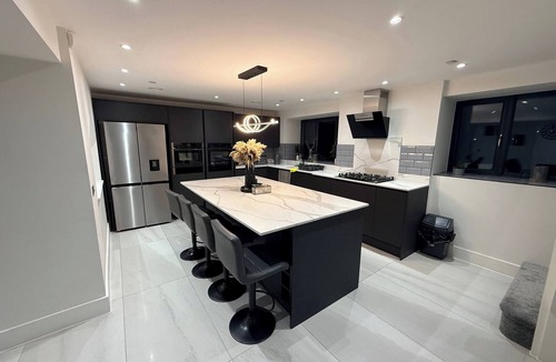 Risca East House | Luxury home 5 bedroom 3 bathroom games room parking