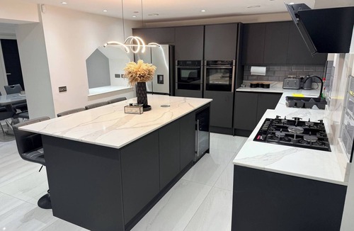 Risca East House | Luxury home 5 bedroom 3 bathroom games room parking
