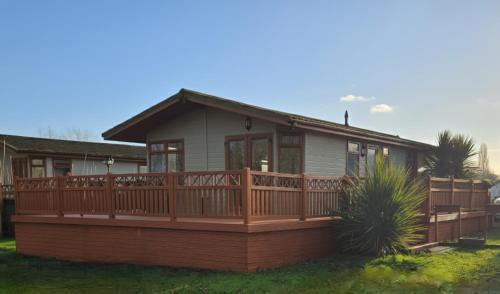 Great Houghton Resort | Luxury Lakeview Lodge At Billing Aquadrome - 3 Bed, 2 Bath, Double Lodge, Sleeps 8