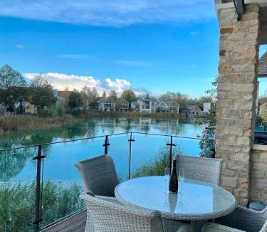 Malmesbury House | Luxury Lodge w Pool Spa Lower Mill Estate