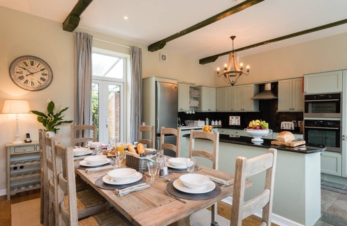Bransgore House | Luxury New Forest Cottage. 4 bedrooms. 10 mins to beach.