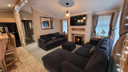 Milford on Sea Resort | LUXURY PEACEFUL LODGE on edge of New Forest and 800m from sea ENTERTAINMENT and LEISURE PASSES INCLUDED