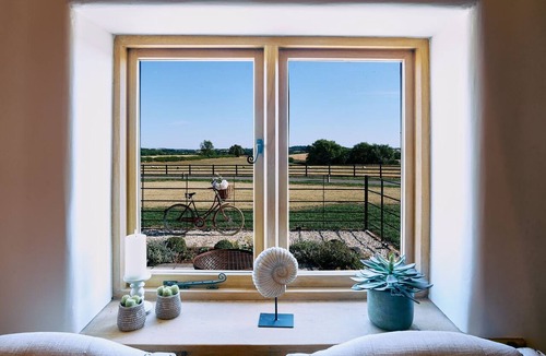 Quedgeley Cottage | Luxury Rural Hot Tub Escape for 2 | Cotswolds