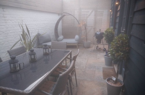 Chichester House | Luxury spacious detached house in heart of city centre with parking