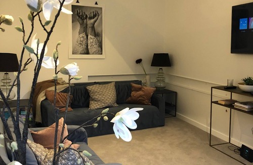Chichester House | Luxury spacious detached house in heart of city centre with parking