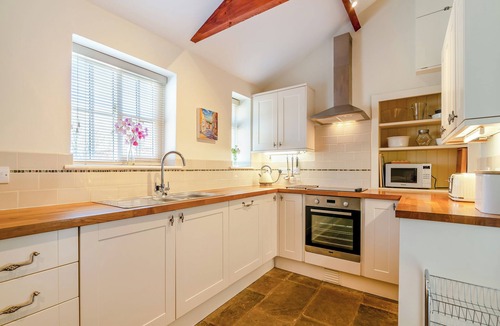 Potter Brompton Cottage | Manor House Farm Cottage - UK49537