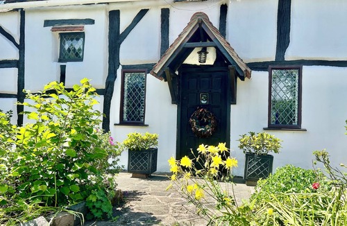 Lapworth Cottage | Magical 16th Century Tudor Cottage-M40, NEC, Warwick Castle, Stratford Upon Avon