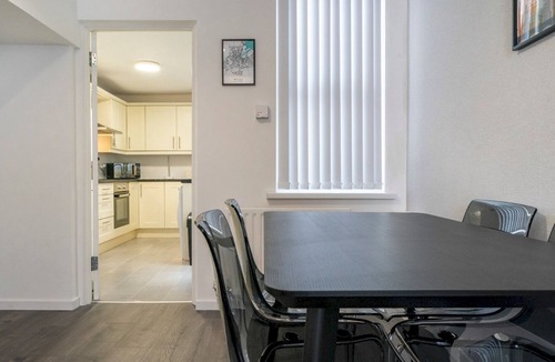 New Lodge House | McCracken's Townhouse - 10 Min Walk to City Centre - Pass the Keys