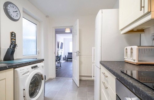 New Lodge House | McCracken's Townhouse - 10 Min Walk to City Centre - Pass the Keys