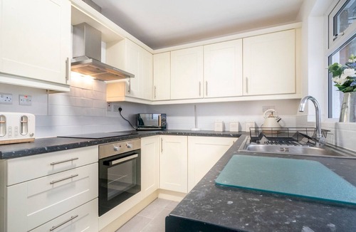 New Lodge House | McCracken's Townhouse - 10 Min Walk to City Centre - Pass the Keys