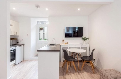 Crieff House | Meadow Hill Cottage with Private Garden, Crieff