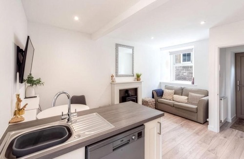 Crieff House | Meadow Hill Cottage with Private Garden, Crieff