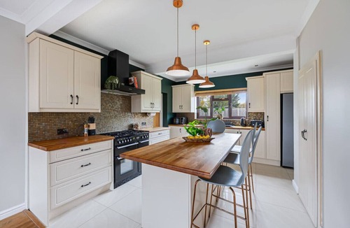 Bray on Thames House | Meadow House Detached Driveway Parking Nr Taplow Station w/Direct Trains to Central London By Yoko Property