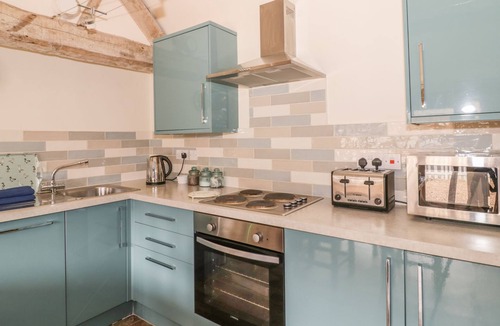 Tiddington Cottage | MEGS COTTAGE, with a garden in Tiddington