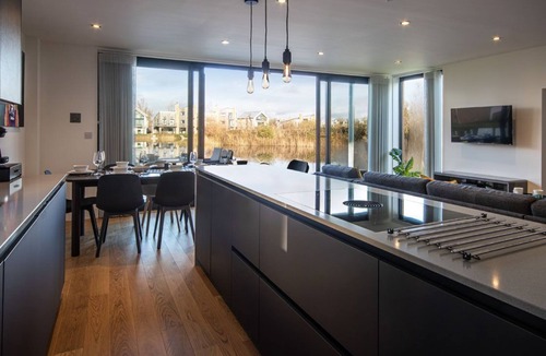 Malmesbury House | Minety Lake 43, Green Haven - Lakeside Luxury, Hot Tub, Spa Access, Sleeps 8
