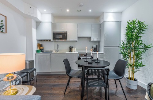Fulham Broadway Apartment | Modern 1BR Flat | Earl's Court | Sleeps 6 | Lift | Heathrow Direct