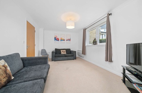 Ellemford Apartment | Modern 2-Bed Flat | Steps to Waverley & Castle