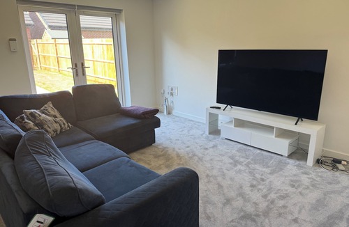 Iwade House | Modern 2-Bed Home | Entire Place | Ideal for Contractors & Families