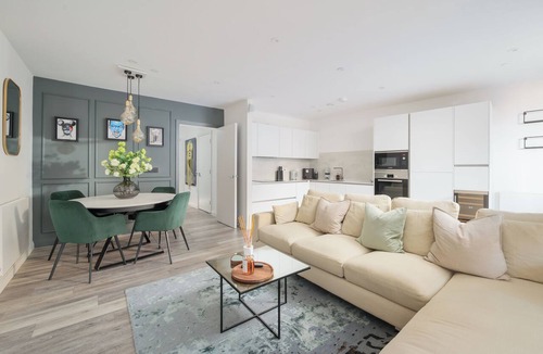 Camberwell Green Apartment | Modern 2-Bed with Balcony | Quiet Building