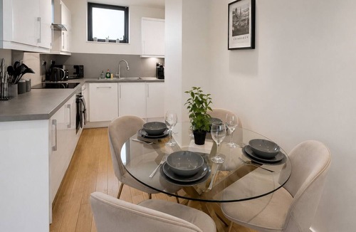 Angel Apartment | Modern 2-Bedroom flat w/AC & Balcony in Angel near King's Cros & Regent's Canal
