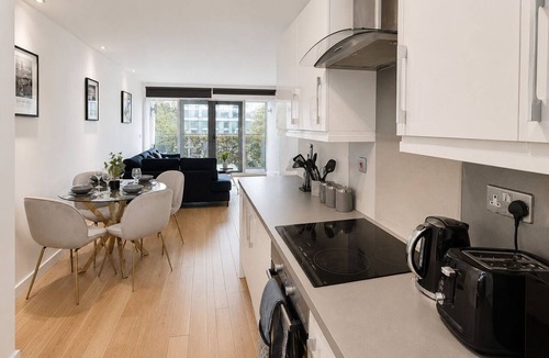 Angel Apartment | Modern 2-Bedroom flat w/AC & Balcony in Angel near King's Cros & Regent's Canal