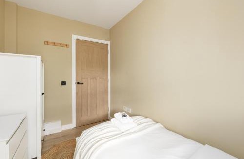 Shadwell Apartment | Modern 2BR in Shadwell near Tower Bridge and City
