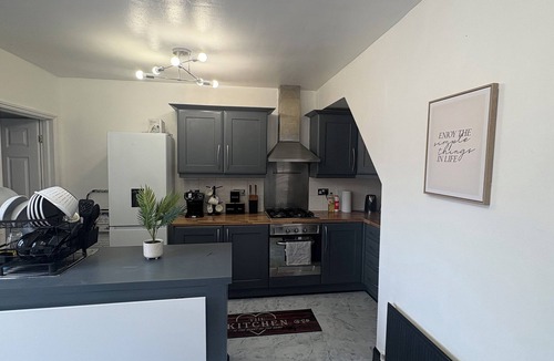 Watford House | Modern 3 BED | Free Parking | Watford Junction | 8 People l Warner Bro Studio