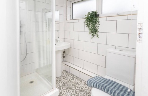 Copers Cope Apartment | Modern Apartment sleeps 6 | Private Parking | 15 min London Bridge